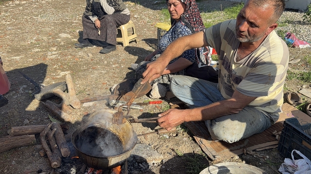 Ateşi eşi harlıyor, o kalaylıyor: Omuz omuza ekmek mücadelesi
Hayat arkadaşıyla sokak sokak gezip "ölmekte olan" mesleği yaşatmaya çalışıyor