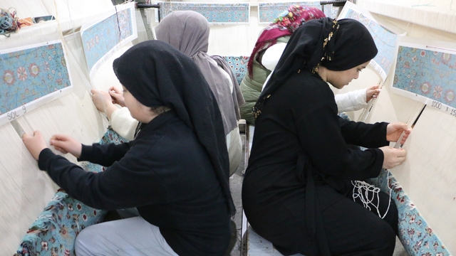 Diyarbakır'da kadınlar ürettikleri el emeği dokuma halıları Avrupa'ya satıyor
