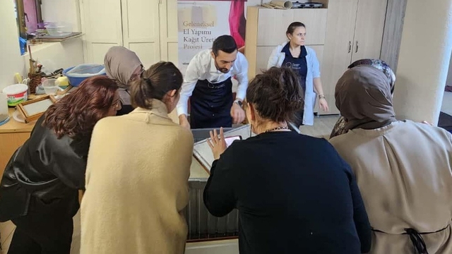 Samsun Olgunlaşma Enstitüsü'nde kenevir lifinden geleneksel kağıt yapımı eğitimi