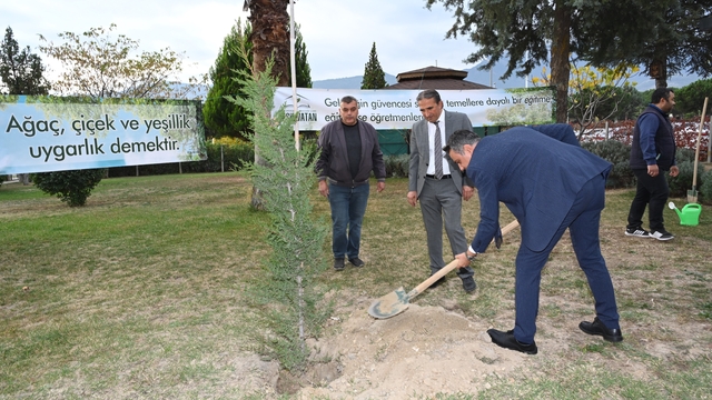 Denizli Milli Eğitim 'Yeşeren Eller Hareketi Fidan Dikme' kampanyası başlattı