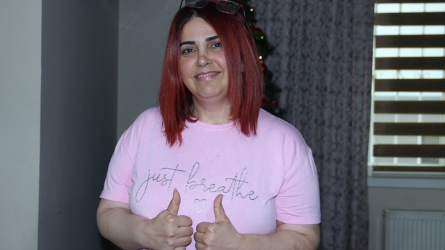 Beyin felcine rağmen pes etmedi; yeniden doğuşun hikâyesini yazıyor
Haftalarca komada kalan, konuşma kabiliyetini kaybeden Türkan Toprak, hayata dönüş hikayesini sosyal medyada paylaşarak şifa bekleyen takipçilerine ilham oluyor