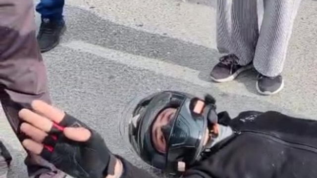 Kendi acısını unutup araçtaki çocuğu düşündü, sebebi küçük yaşta kaybettiği ikiz kardeşi çıktı
Yaralı halde yerde yatarken kendisine çarpan otomobil sürücüsü anne ve çocuğunu sakinleştirmeye çalıştı