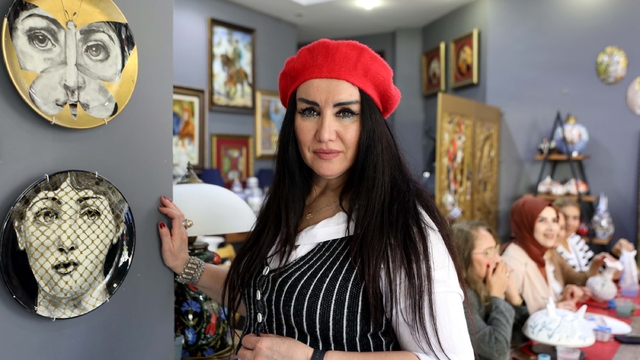 Pandemide mahsur kaldığı kentte, 5 yılda yüzlerce kişiye çini sanatını öğretti