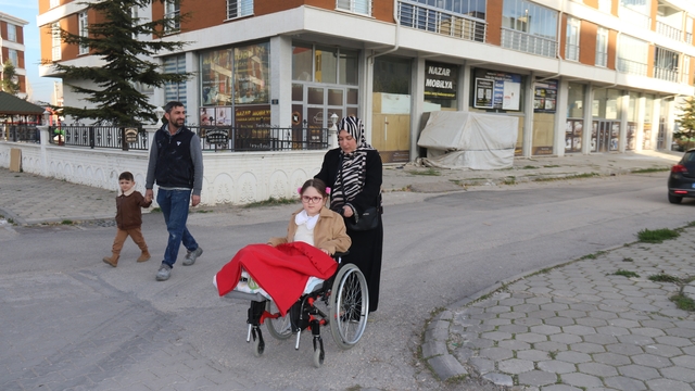 Bir bacağı kısa olan kızını her gün okula kucağında taşıyan anneden 'asansör' talebi
Anne Aynur Albayrak: "Kızım okulda sosyalleşmek istiyor ve okulda çok mutlu"
"Teneffüslerdeki kargaşada kızım tekerlekli sandalye ile inemiyor"