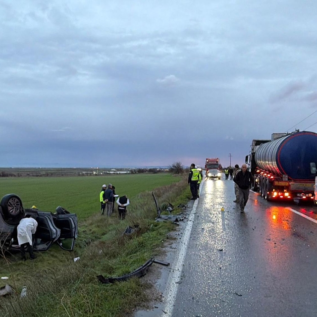 Tankerle çarpışan otomobildeki kadın öldü, eşi yaralandı