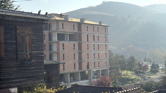 İnşaat çatısında tehlikeli çalışma kameraya yansıdı