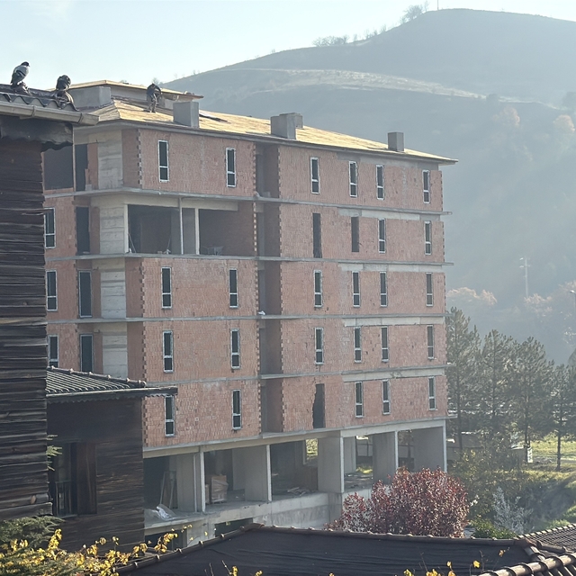 İnşaat çatısında tehlikeli çalışma kameraya yansıdı