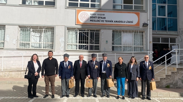 Gazilerden gençlere unutulmaz ders
Kıbrıs gazileri yaşadıklarını öğrencilerle paylaştı