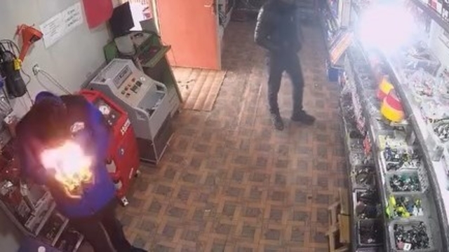 Çakmağı çakınca yüzü alevlerin arasında kaldı: o anlar kamerada