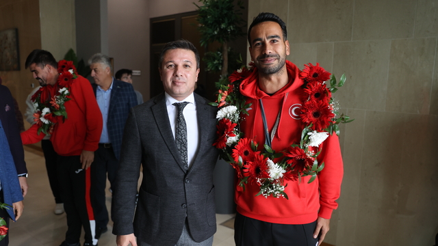 İşitme Engelli Milli Futbol Takımı oyuncuları, Antalya'da coşkuyla karşılandı