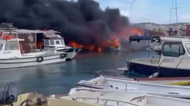 Çeşme'de 7 tekne yandı