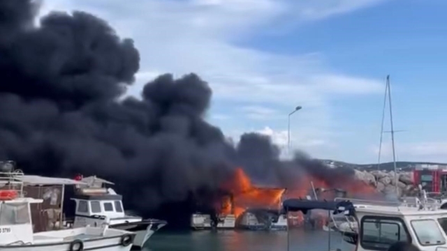 Çeşme'de korku dolu anlar: Tekneler alevlere teslim oldu