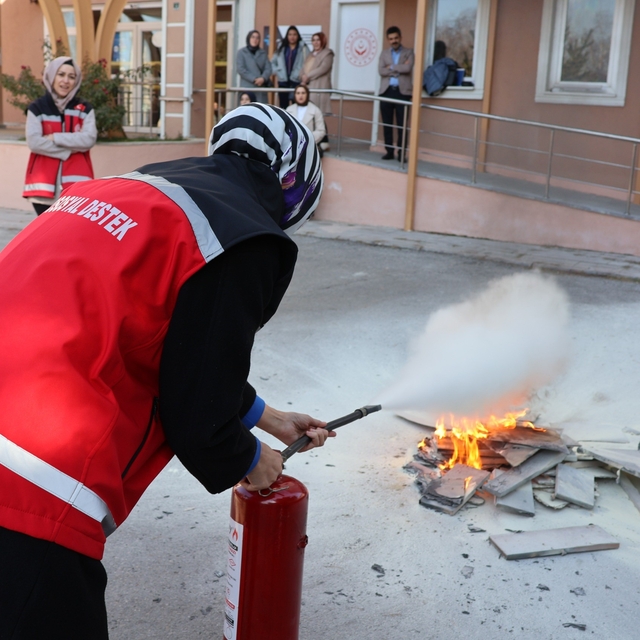 Aile ve Sosyal Hizmetler İl Müdürlüğü'nde afet farkındalık ve yangın tatbik...