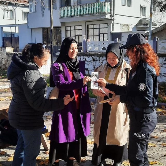 İhsaniye'de vatandaşlara kadına şiddetle mücadele anlatıldı