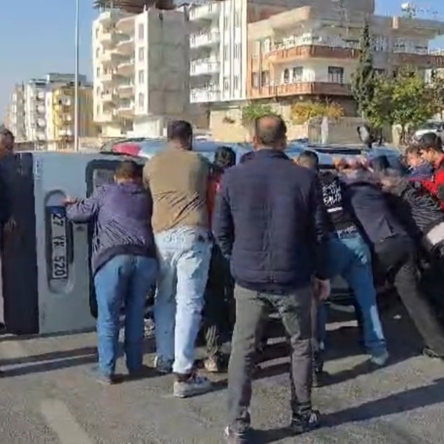 Nizip Otogar Kavşağı'nda çarpışan iki araçta maddi hasar meydana geldi