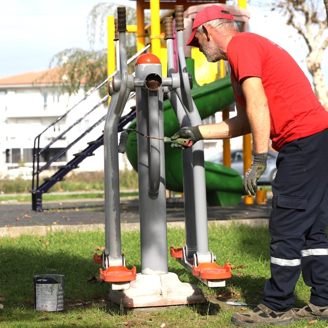 Erenler Belediyesi park ve bahçelerde çalışmalarını sürdürüyor