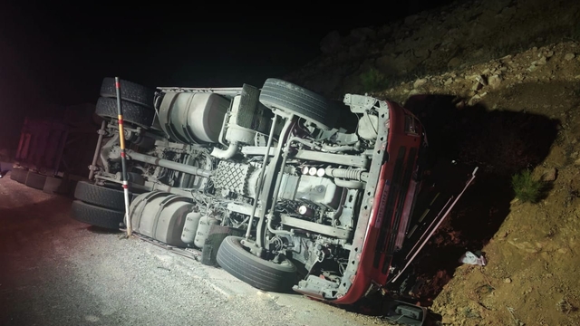 Şarampole devrilen TIR'ın sürücüsü öldü