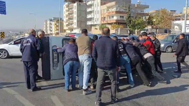 Nizip Otogar Kavşağı'nda çarpışan iki araçta maddi hasar meydana geldi