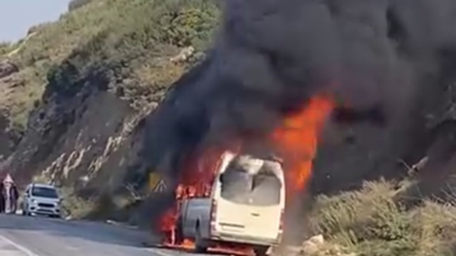 Alevlere teslim olan minibüs kullanılmaz hale geldi