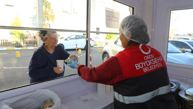Ordu'da hastaneye gelen vatandaşlara çorba ikramı
Büyükşehir Belediyesi tarafından ücretsiz olarak sunulan hizmetten hafta içi her gün 08.00-10.00 saatleri arasında faydalanılabiliyor