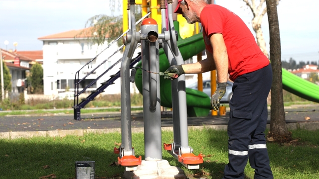 Erenler Belediyesi park ve bahçelerde çalışmalarını sürdürüyor