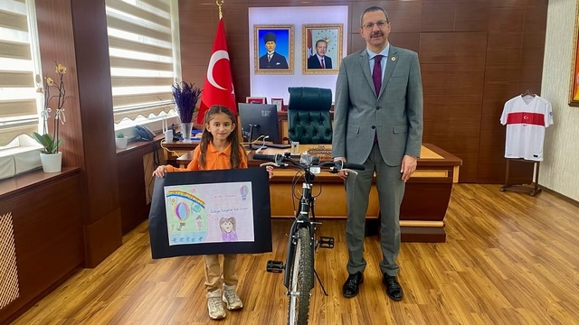 Dilimizin Zenginlikleri Projesi yarışmasında dereceye giren öğrencilere ödül