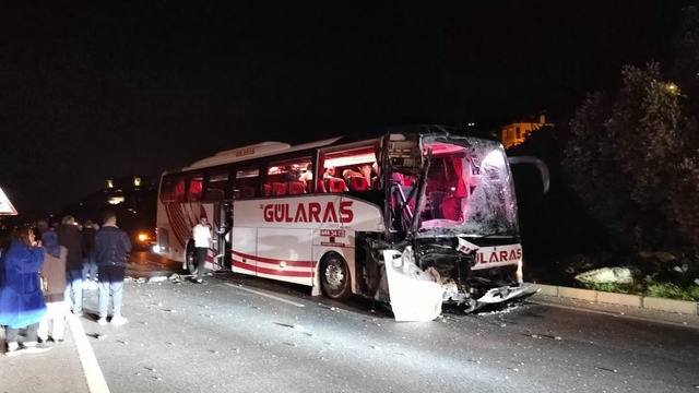 Alanya'da otobüs ile tır çarpıştı: 5 yaralı