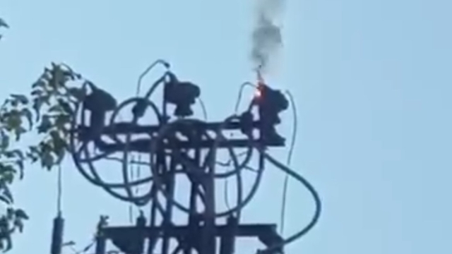 Siirt'te arıza nedeni ile elektrik direğinde yangın çıktı