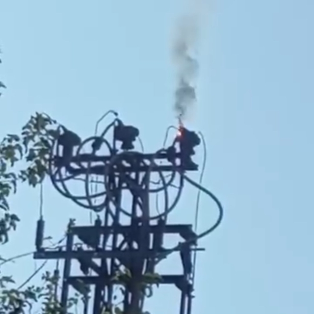 Siirt'te arıza nedeni ile elektrik direğinde yangın çıktı