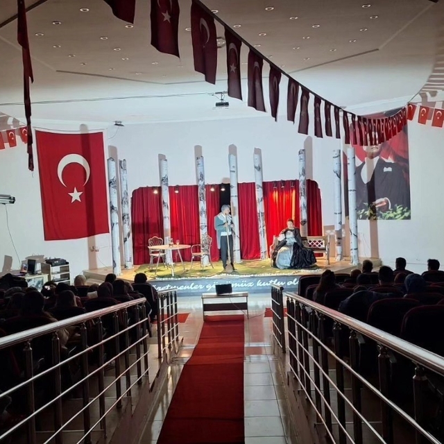 Merkezefendi Kent Tiyatrosu'nun oyunu Çavdır'da büyük beğeni topladı