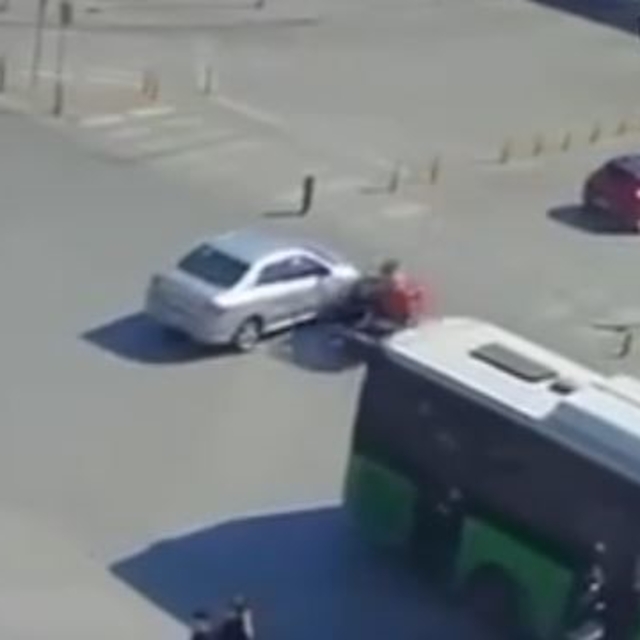 Otomobil motosiklet ile çarpıştığı kaza güvenlik kamerasına yansıdı
