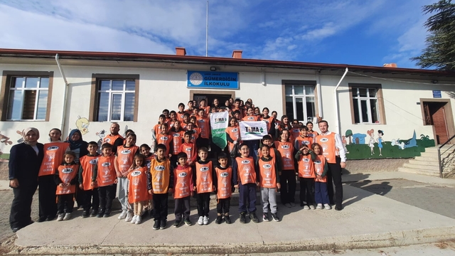 Şabanözü'nde ilkokul ve ortaokul öğrencileri çevre temizliği yaptı