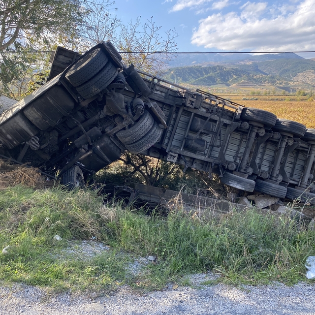 Alaşehir'de süt tankeri üzüm bağına uçtu