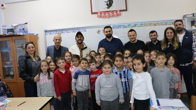 Sanatçı Onur Dilber, Of 28 Şubat İlkokulu'nu ziyaret etti