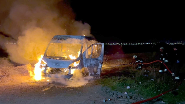 Araç sahibi, servis minibüsünü ateşe verdi