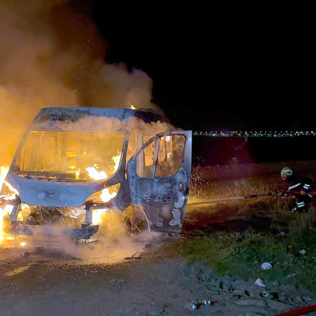 Araç sahibi, servis minibüsünü ateşe verdi
