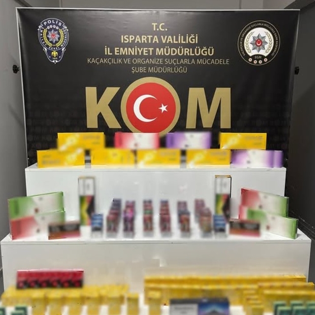 Isparta'da bir evde yapılan aramada çok sayıda kaçak sigara ve elektronik s...