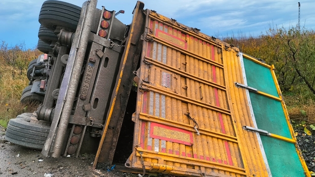 Lapseki'de devrilen tırın sürücüsü yaralandı