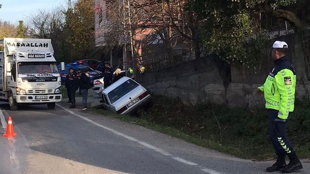 Türkeli'de su kanalına devrilen otomobildeki bir kişi yaralandı