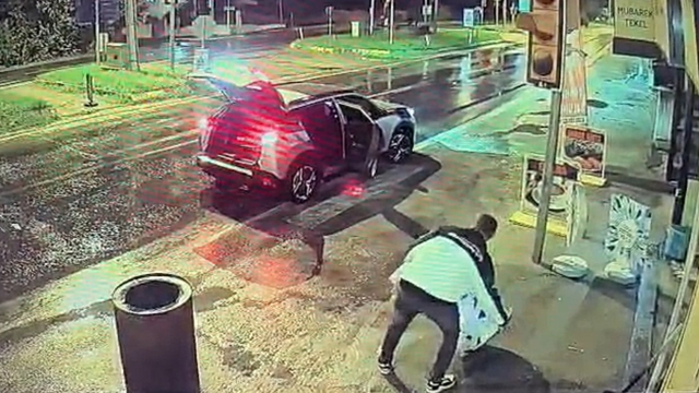 Arabadaki hesap varile uymadı: Çalmak istedi, bagaja sığdıramadı