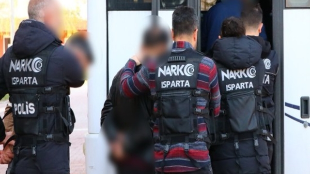 Isparta'da uyuşturucu suçlarından aranan 3 kişi yakalandı