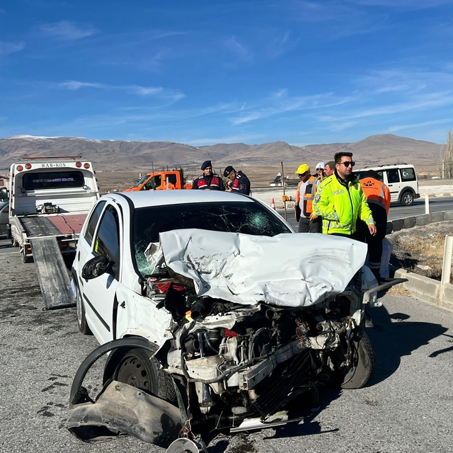 Otomobil ile kamyon çarpıştı: 1 yaralı