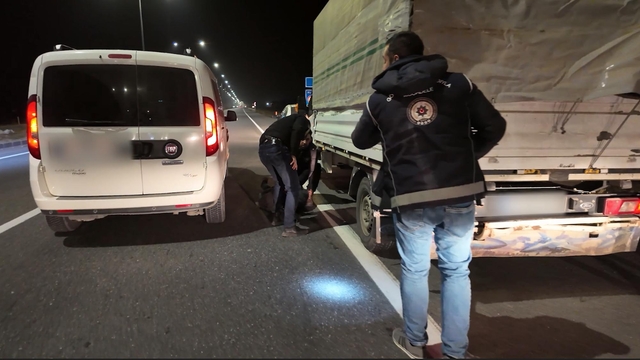 Düzensiz göçmenlere sahte pasaport temin eden şüpheli yakalandı