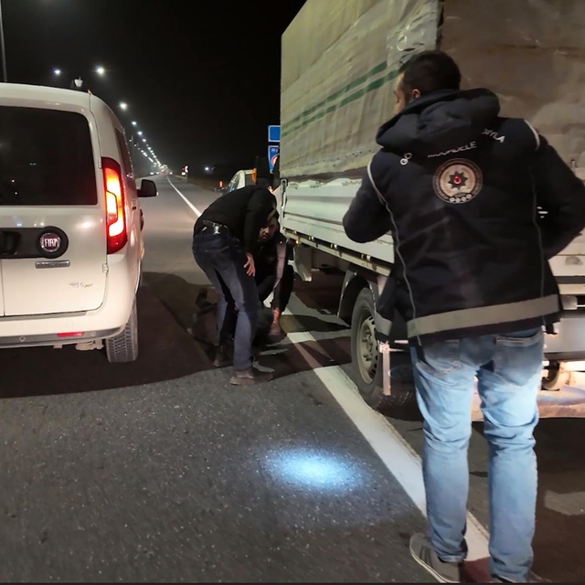 Düzensiz göçmenlere sahte pasaport temin eden şüpheli yakalandı