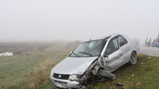 Samsun'da 2 otomobilin çarpıştığı kazada 3 kişi yaralandı