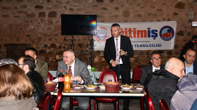 Eğitim-İş Vezirköprü Temsilciliğinden "Öğretmenler Günü" yemeği