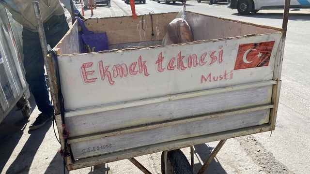 'Ekmek Teknesi' yazılı el arabası ile her gün saatlerce atık malzeme topluyor
Mustafa Uludağ:
"El arabamız gerçekten de ekmek teknemiz"