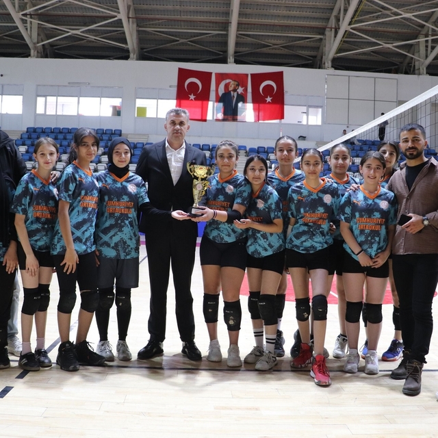 Hakkari'de Yıldız Kızlar Voleybol İl Birinciliği sona erdi