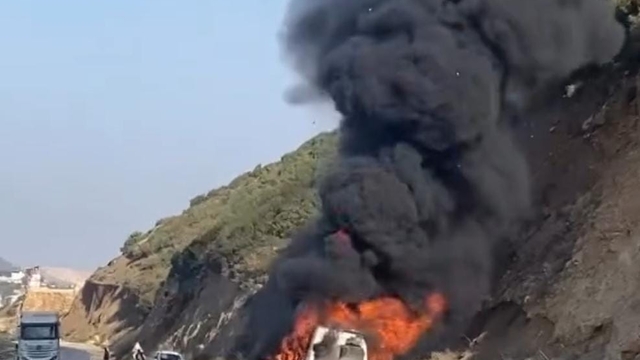 Altınözü'nde seyir halindeki servis minibüsü yandı