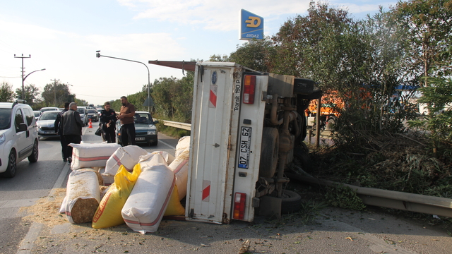 Serik'te saman yüklü kamyonet devrildi